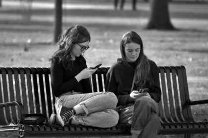 découvrez le phénomène du phubbing, cette pratique moderne où l'on néglige l'interaction des autres au profit de son smartphone. apprenez comment cela impacte les relations et explorez des solutions pour réduire ce comportement dans notre vie quotidienne.