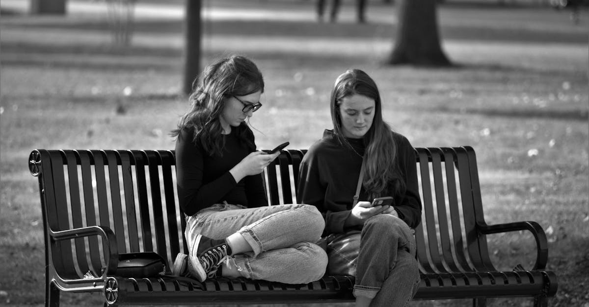 découvrez le phénomène du phubbing, cette pratique moderne où l'on néglige l'interaction des autres au profit de son smartphone. apprenez comment cela impacte les relations et explorez des solutions pour réduire ce comportement dans notre vie quotidienne.