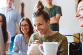 découvrez le pouvoir du sourire avec notre guide sur les bienfaits du sourire, comment il influence votre bien-être et vos relations, et des conseils pour sourire davantage au quotidien.