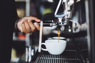 découvrez l'univers du café : ses riches arômes, ses variétés exquises et ses techniques de préparation. apprenez à savourer chaque gorgée et plongez dans l'art de la dégustation du café.