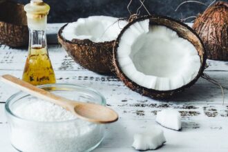 découvrez les nombreux bienfaits de l'huile de coco pour la santé et la beauté. apprenez comment cet ingrédient naturel peut hydrater votre peau, nourrir vos cheveux et même améliorer votre digestion. profitez des propriétés antimicrobiennes et anti-inflammatoires de l'huile de coco pour un mode de vie sain.