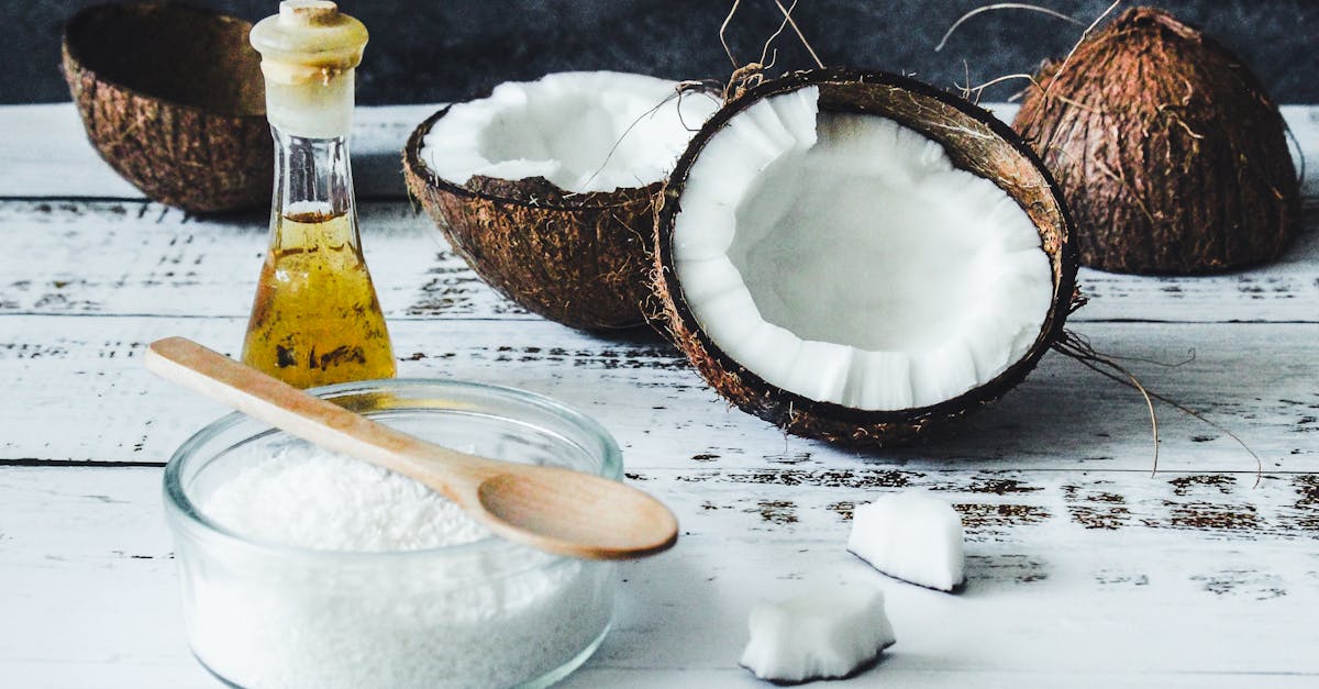 découvrez les nombreux bienfaits de l'huile de coco pour la santé et la beauté. apprenez comment cet ingrédient naturel peut hydrater votre peau, nourrir vos cheveux et même améliorer votre digestion. profitez des propriétés antimicrobiennes et anti-inflammatoires de l'huile de coco pour un mode de vie sain.