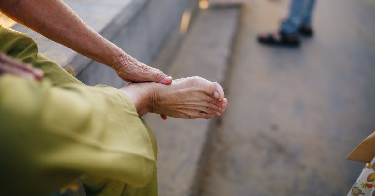 découvrez des solutions efficaces pour soulager vos douleurs aux pieds. explorez des conseils sur les traitements, les exercices et les remèdes naturels pour retrouver confort et mobilité.