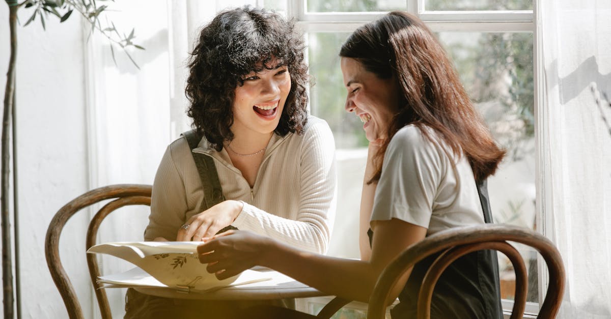 découvrez l'importance du dialogue intérieur dans la compréhension de soi. apprenez comment vos pensées peuvent influencer votre bien-être et découvrez des techniques pour améliorer votre inner dialogue au quotidien.