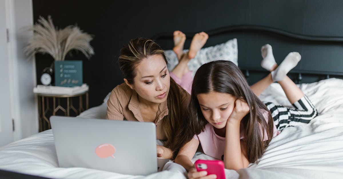 découvrez le phénomène du phubbing, cette pratique courante qui consiste à ignorer quelqu'un en consultant son téléphone en sa présence. explorez ses impacts sur les relations sociales et comment y remédier pour retrouver des moments de connexion authentiques.