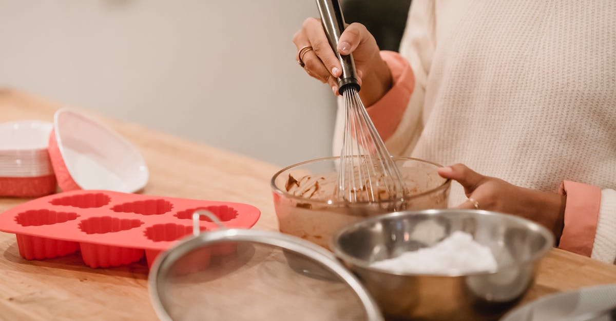 découvrez les dangers associés à la consommation de pâte à gâteau crue. apprenez pourquoi il est essentiel de cuire correctement vos préparations pour éviter les risques sanitaires liés aux œufs et à la farine non cuite.