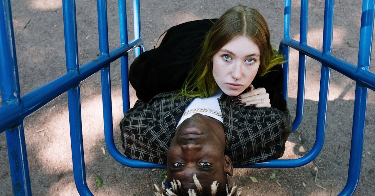découvrez american horror story, la série emblématique qui mêle horreur, suspense et drame. chaque saison propose une nouvelle histoire terrifiante, des personnages captivants et une atmosphère unique qui vous tiendra en haleine. plongez dans l'univers sombre et intrigant de cette série culte, où chaque épisode révèle des mystères et des frissons inoubliables.