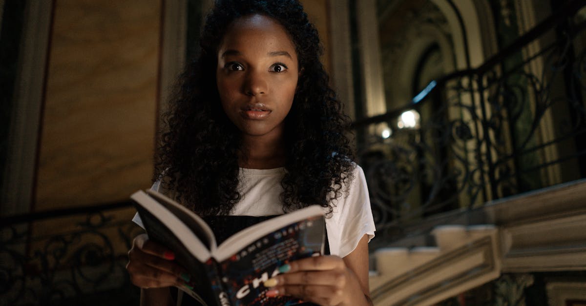 découvrez l'univers captivant et terrifiant d'american horror story, une série anthologique qui explore les peurs humaines à travers des histoires horrifiques uniques. chaque saison vous plonge dans une ambiance troublante, pleine de rebondissements, de personnages mémorables et de frissons garantis. oserez-vous entrer dans ce monde sombre et envoûtant ?
