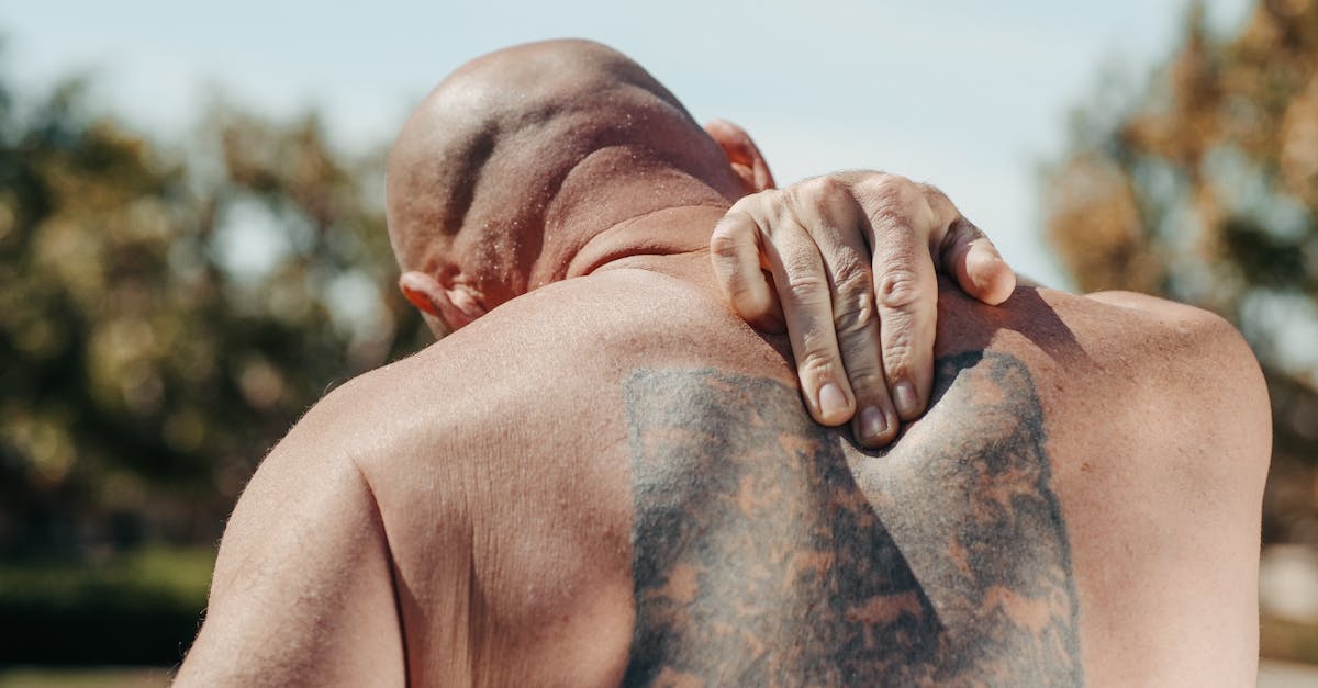 découvrez des idées inspirantes pour des tatouages dans le dos, allant des motifs délicats aux œuvres d'art audacieuses. trouvez le design qui reflète votre personnalité et faites de votre dos une toile unique.