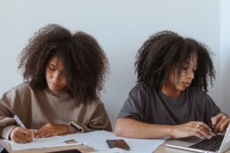 découvrez les coiffures bouclées tendances qui mettront en valeur vos cheveux. des idées inspirantes pour adopter des boucles glamour, des astuces de coiffage et des conseils d'entretien pour sublimer votre chevelure. que vous ayez des cheveux naturellement bouclés ou que vous souhaitiez créer des ondulations, trouvez le style parfait pour chaque occasion.