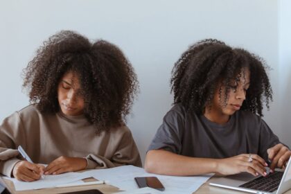 découvrez les coiffures bouclées tendances qui mettront en valeur vos cheveux. des idées inspirantes pour adopter des boucles glamour, des astuces de coiffage et des conseils d'entretien pour sublimer votre chevelure. que vous ayez des cheveux naturellement bouclés ou que vous souhaitiez créer des ondulations, trouvez le style parfait pour chaque occasion.