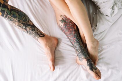 découvrez l'art captivant du tattoo floral, une expression créative qui allie beauté et signification. explorez notre collection de designs uniques qui embellissent la peau avec des motifs floraux délicats, chaque pièce racontant une histoire personnelle.