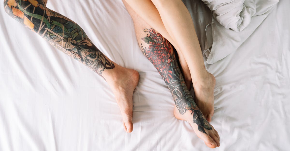 découvrez l'art captivant du tattoo floral, une expression créative qui allie beauté et signification. explorez notre collection de designs uniques qui embellissent la peau avec des motifs floraux délicats, chaque pièce racontant une histoire personnelle.