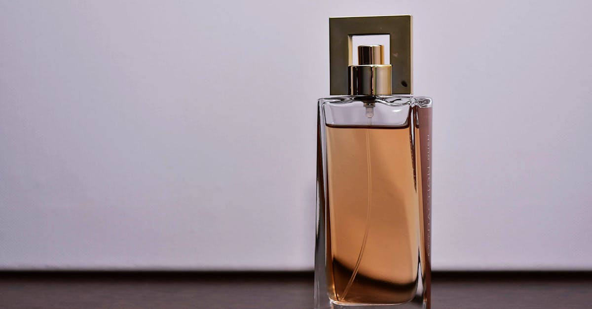 découvrez l'univers envoûtant des fragrances, une palette olfactive qui éveille les sens et sublime votre personnalité. plongez dans un monde de parfums uniques et raffinés, adaptés à chaque occasion et humeur. laissez-vous séduire par des senteurs inspirantes qui racontent votre histoire.