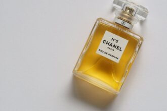 découvrez l'univers envoûtant des fragrances, où chaque parfum raconte une histoire unique. plongez dans une palette de senteurs qui éveillent vos émotions et sublimant votre personnalité. trouvez la fragrance qui vous correspond et laissez-vous séduire par l'art de la parfumerie.