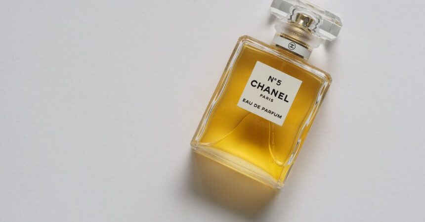 découvrez l'univers envoûtant des fragrances, où chaque parfum raconte une histoire unique. plongez dans une palette de senteurs qui éveillent vos émotions et sublimant votre personnalité. trouvez la fragrance qui vous correspond et laissez-vous séduire par l'art de la parfumerie.