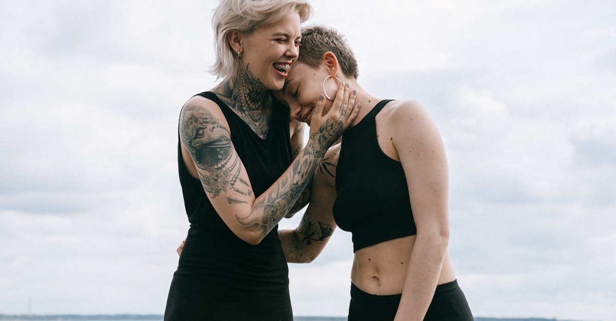 découvrez des idées inspirantes de tatouages d'amitié qui symbolisent des liens indéfectibles. que ce soit un motif coordonné ou un symbole significatif, trouvez le design parfait pour célébrer votre amitié unique.
