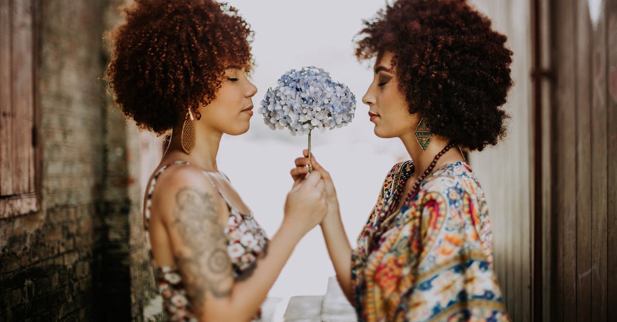 découvrez des idées inspirantes de tatouages d'amitié qui célèbrent les liens uniques entre amis. que ce soit des symboles significatifs ou des designs adaptés, trouvez le tatouage parfait pour immortaliser votre relation.