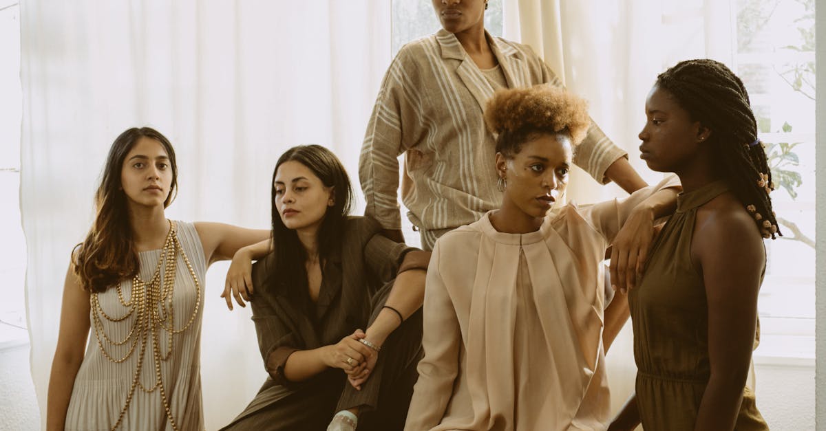 découvrez les dernières tendances en matière de coiffures avec notre sélection de styles variés, allant des coupes modernes aux coiffures élégantes. inspirez-vous pour votre prochain look et exprimez votre personnalité à travers vos cheveux !