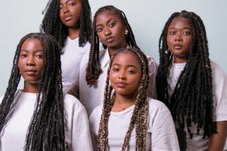 découvrez les dernières tendances de coiffures pour tous les styles et toutes les occasions. que vous cherchiez des idées pour un look quotidien ou une occasion spéciale, trouvez l'inspiration pour transformer votre chevelure avec élégance et créativité.