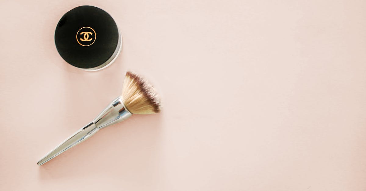 découvrez nos nettoyants pour pinceaux de maquillage, spécialement conçus pour éliminer efficacement les résidus de produits cosmétiques tout en préservant la qualité de vos pinceaux. profitez d'une application parfaite et d'une hygiène irréprochable pour votre routine beauté.
