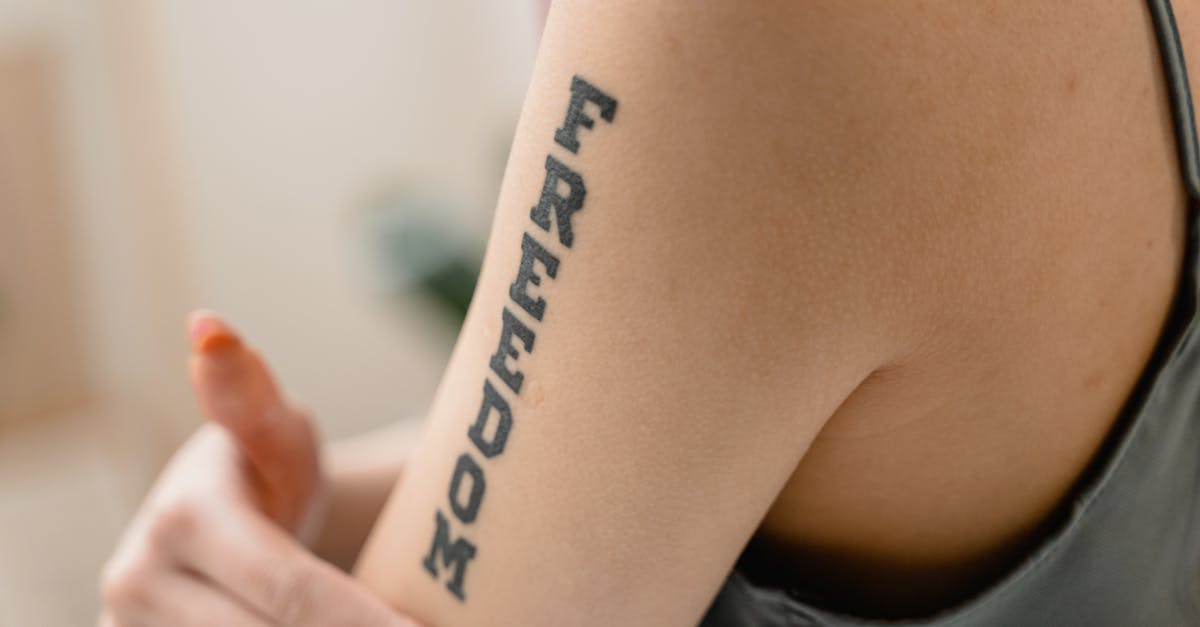 découvrez l'art des tatouages minimalistes : des designs épurés et délicats qui expriment votre personnalité avec élégance. explorez notre galerie d'inspiration et trouvez le tatouage parfait qui allie simplicité et esthétique.