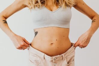 découvrez l'art des tatouages minimalistes : un style épuré et élégant, parfait pour ceux qui recherchent un design subtil et significatif. explorez des idées inspirantes et trouvez le tatouage qui vous correspond.