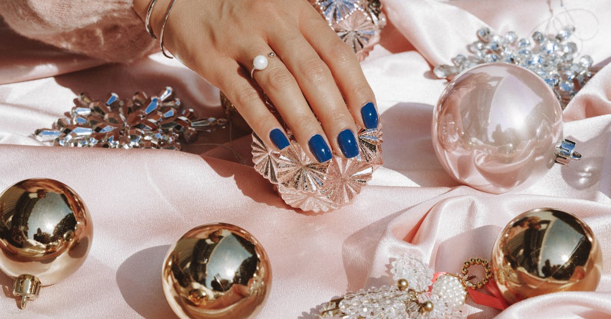 découvrez l'univers fascinant du nail art : des conseils, des tutoriels et des inspirations pour sublimer vos ongles avec créativité et style.