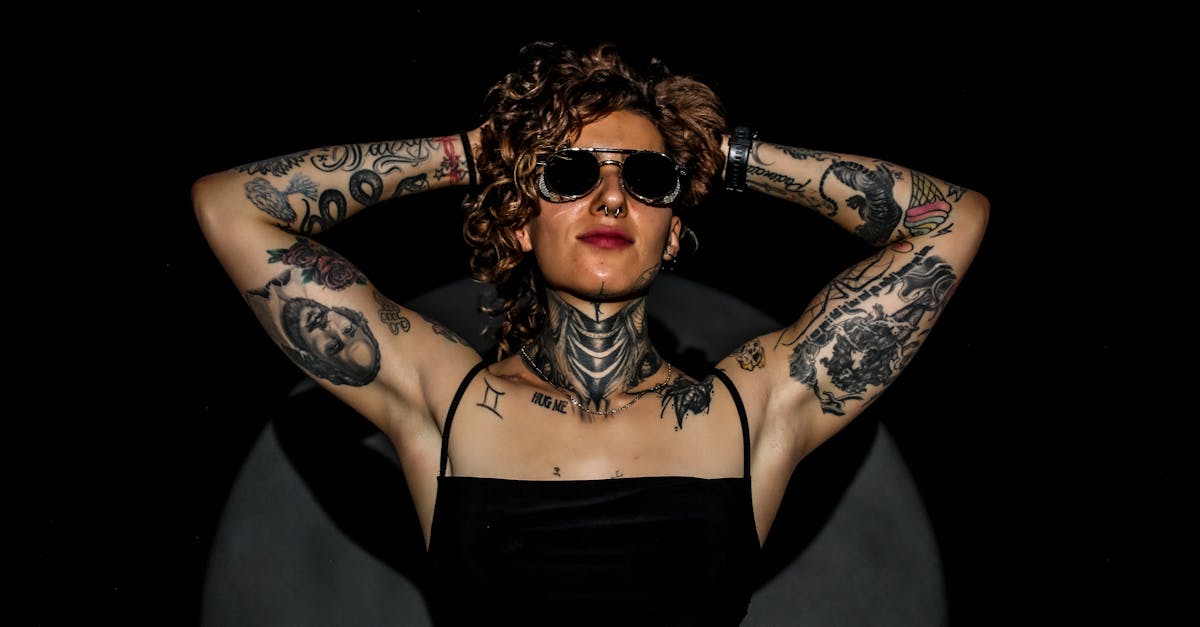 découvrez l'univers fascinant des tatouages au cou : des designs uniques, des significations profondes et des conseils pour choisir le motif parfait qui reflète votre personnalité. plongez dans l'art du tattoo au cou et laissez-vous inspirer !