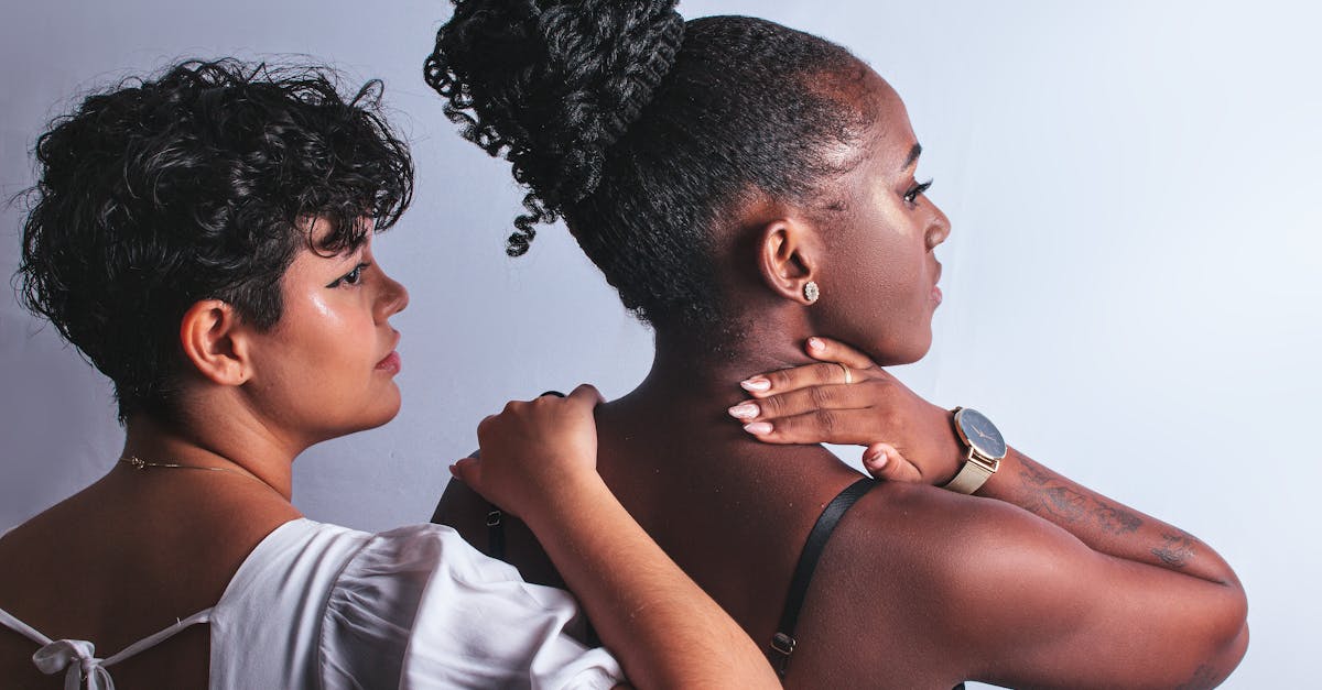 découvrez tout ce qu'il faut savoir sur les tatouages de cou : des idées inspirantes, des conseils de soins et les significations derrière ces œuvres d'art corporelles audacieuses. explorez les tendances, les styles et les informations pratiques pour choisir le tattoo parfait qui reflète votre personnalité.