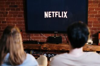 découvrez l'univers captivant de netflix, la plateforme de streaming leader qui propose une vaste sélection de films, séries, documentaires et contenus originaux. profitez d'un divertissement de qualité, accessible à tout moment et partout.