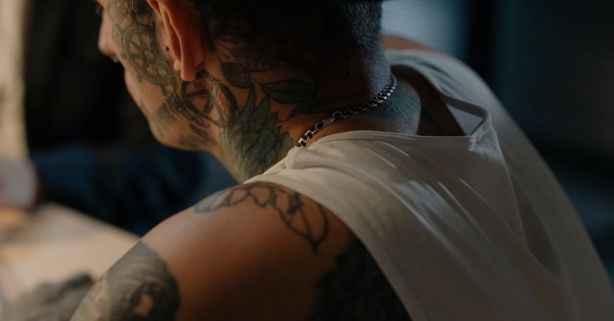 découvrez l'univers fascinant des tatouages d'épaules : des designs tendance, des idées inspirantes et des conseils pour choisir le motif parfait qui mettra en valeur votre personnalité et votre style. plongez dans l'art du tatouage sur épaule, une expression unique de soi.