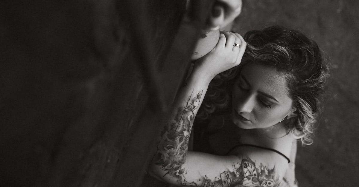 découvrez l'univers des tatouages d'épaule : des designs uniques, des idées inspirantes et des conseils pour choisir le motif parfait qui mettra en valeur votre personnalité.