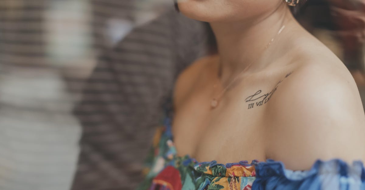 découvrez l'univers fascinant des tatouages sur l'épaule, avec des designs variés allant des motifs floraux aux symboles tribaux. trouvez l'inspiration pour votre prochain tatouage et apprenez tout sur le processus et l'entretien.