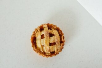 découvrez la délicieuse recette du sugar pie, un dessert québécois gourmand qui allie une croûte croustillante à une garniture sucrée et crémeuse à base de sucre brun. parfait pour les amateurs de douceurs authentiques!