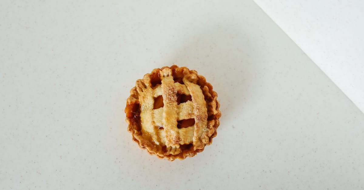 découvrez la délicieuse recette du sugar pie, un dessert québécois gourmand qui allie une croûte croustillante à une garniture sucrée et crémeuse à base de sucre brun. parfait pour les amateurs de douceurs authentiques!