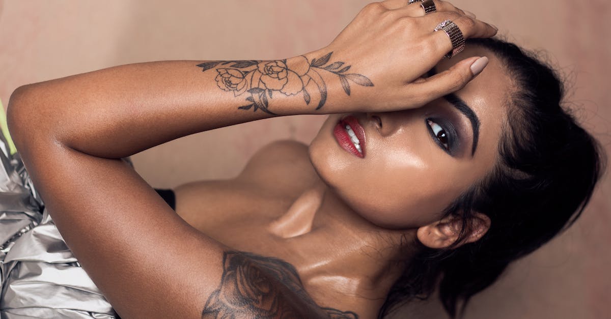 découvrez l'art des tatouages : styles, significations et tendances. explorez des idées inspirantes pour votre prochain tatouage et apprenez tout sur l'entretien et les soins après un piercing.