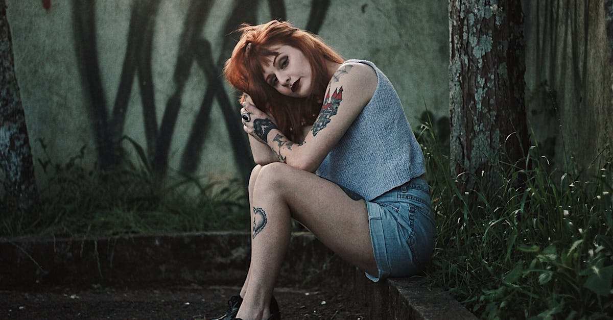 explorez l'univers fascinant des tatouages, de l'art corporel à l'expression personnelle. découvrez les différentes techniques, styles et l'importance culturelle des tatouages dans le monde contemporain.