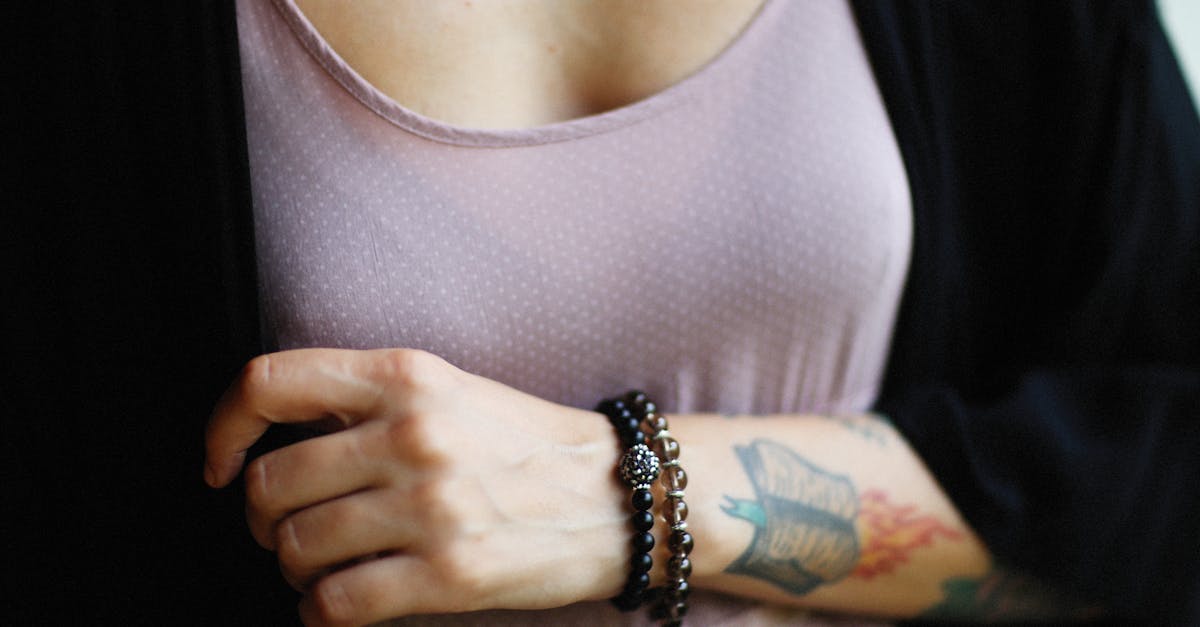 découvrez l'art des tatouages de poignet : des designs élégants et significatifs qui ajoutent une touche personnelle à votre style. explorez différentes idées et inspirations pour un tatouage unique sur votre poignet.