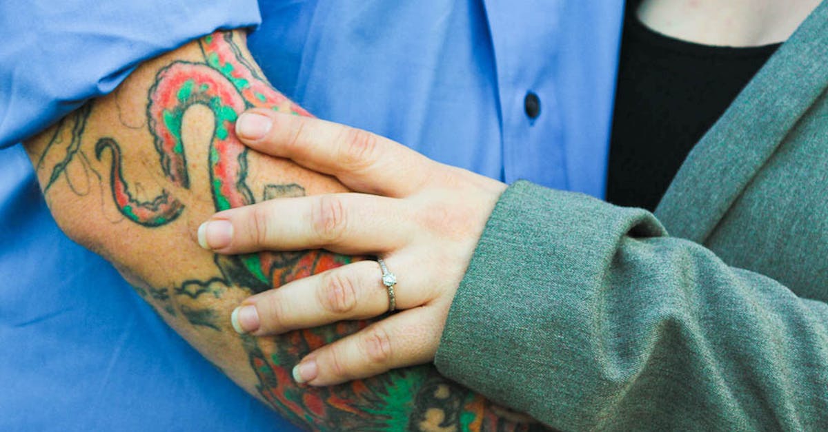 découvrez l'art des tatouages au poignet, une tendance élégante et personnelle pour exprimer votre identité. explorez des designs uniques, des idées inspirantes et des conseils pour choisir le tatouage parfait qui s'harmonise avec votre style.
