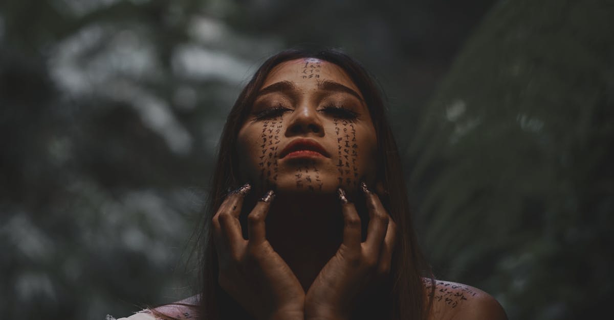 découvrez l'art des tatouages sur la cheville, une tendance unique et élégante pour exprimer votre personnalité. explorez des idées créatives et des designs inspirants pour un tatouage qui mettra en valeur votre style.