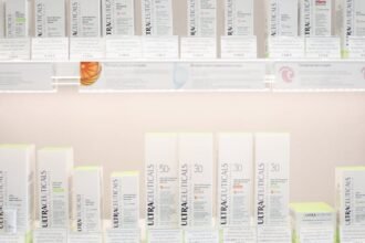 découvrez notre crème anti-âge révolutionnaire, formulée pour réduire visiblement les rides et raffermir la peau. profitez d'une hydratation intense et d'un éclat rajeuni grâce à notre mélange unique d'ingrédients naturels et de technologies avancées. retrouvrez une peau jeunesse et radieuse dès la première application.