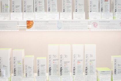 découvrez notre crème anti-âge révolutionnaire, formulée pour réduire visiblement les rides et raffermir la peau. profitez d'une hydratation intense et d'un éclat rajeuni grâce à notre mélange unique d'ingrédients naturels et de technologies avancées. retrouvrez une peau jeunesse et radieuse dès la première application.