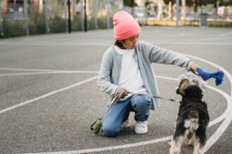 découvrez les bienfaits de l'asian squat, une position de squat naturelle favorisant la flexibilité, la force des jambes et une meilleure posture. apprenez à l'intégrer dans votre routine quotidienne pour améliorer votre santé et votre bien-être.