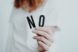 découvrez l'assertivité, un atout essentiel pour communiquer efficacement et renforcer votre confiance en vous. apprenez à exprimer vos opinions et besoins de manière respectueuse tout en favorisant des relations interpersonnelles harmonieuses.