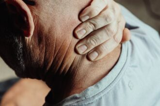 découvrez les causes, symptômes et traitements du trouble bipolaire. apprenez à mieux comprendre cette maladie mentale complexe et comment elle impacte la vie quotidienne des personnes concernées.