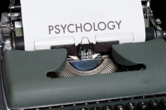 découvrez les mystères du vieillissement du cerveau, ses impacts sur notre santé cognitive et les stratégies pour préserver notre mémoire et nos fonctions cérébrales au fil des ans.