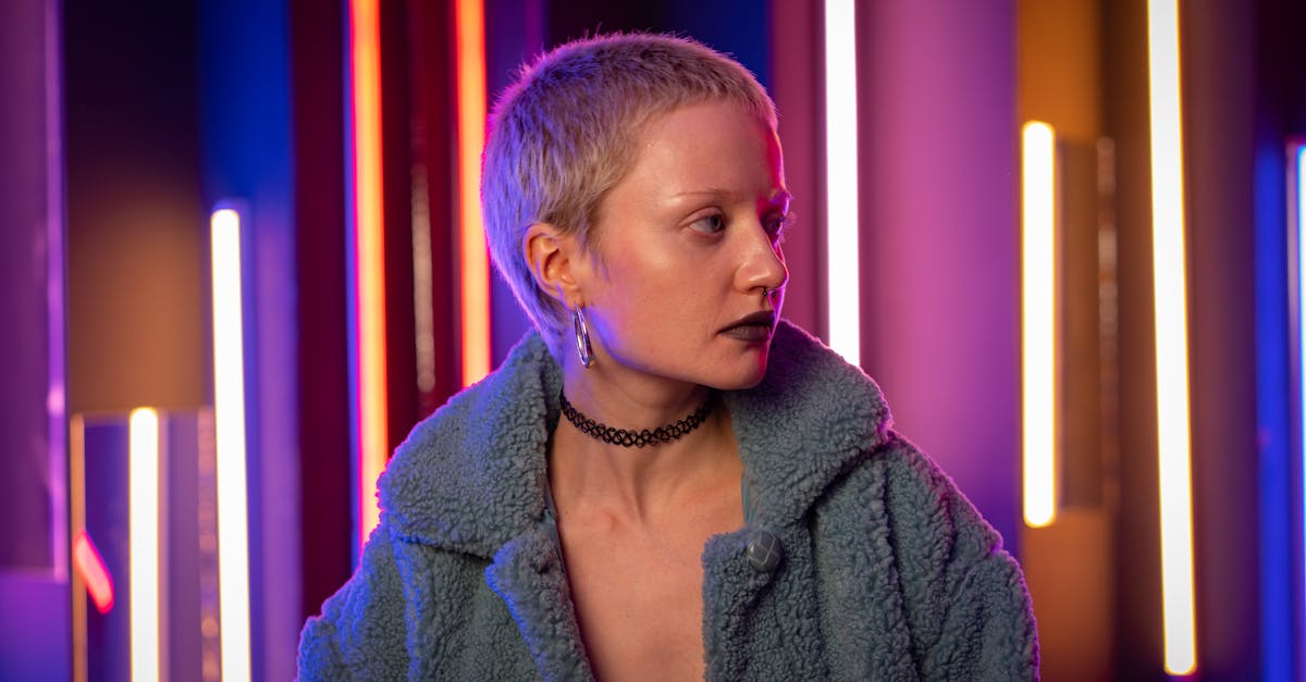 découvrez le buzz cut, une coupe de cheveux courte et tendance qui allie simplicité et style. idéale pour un look moderne, elle convient à tous les types de cheveux et requiert peu d'entretien. apprenez comment adopter cette coupe audacieuse et apporter une touche de fraîcheur à votre apparence.