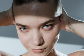 découvrez le style de coupe de cheveux buzz cut, une coiffure tendance et facile à entretenir qui met en valeur votre visage et votre personnalité. apprenez les astuces pour adapter cette coupe à votre type de cheveux et à votre style personnel!
