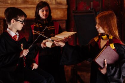 découvrez l'univers magique de charmed, la série légendaire où trois soeurs sorcières unissent leurs forces pour combattre les forces du mal, tout en jonglant avec les défis de la vie quotidienne. plongez dans un monde de sortilèges, d'aventures et de mystères.